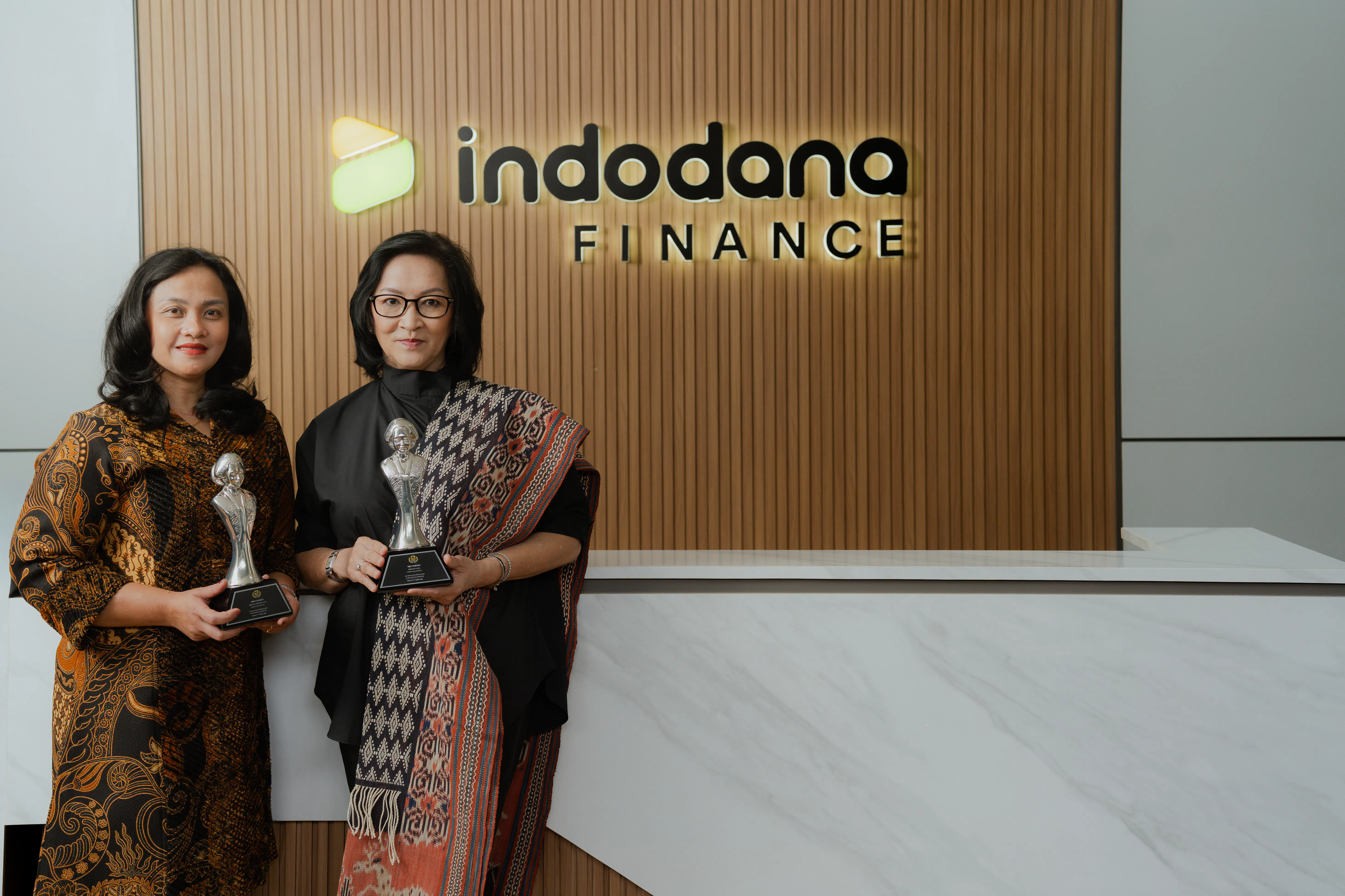 Indodana Finance menerima apresiasi The Most Outstanding Women 2026 in Multifinance' dalam Acara Womenomics 2025 by Infobank